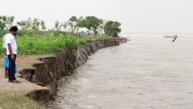 ফরিদপুরে খোলা আকাশের নিচে শত শত পরিবার