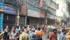 ২৪ ঘণ্টা পরও পুরোপুরি নেভেনি চকবাজারের আগুন