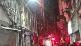 চকবাজারে ভবনে আগুন: ফায়ার সার্ভিসের ১০ ইউনিটের চেষ্টায় নিয়ন্ত্রণে&nbsp;