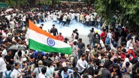 যন্তর মন্তরের তালাবন্ধ গেট টপকে ভেতরে ককোরোচ নেতারা