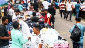 ১০০ ফুটের সড়কে যানবাহন চলাচলের জায়গা মাত্র ১০ ফুট!