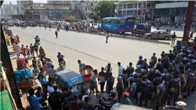 উত্তরায় পোশাকশ্রমিকদের সড়ক অবরোধ, ঢাকা-ময়মনসিংহ মহাসড়কে যান চলাচল বন্ধ
