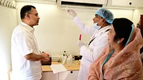 নিরাপদ খাদ্য পরীক্ষার ভ্রাম্যমাণ ল্যাব পরিদর্শন করলেন প্রধানমন্ত্রী