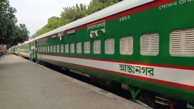 প্রথম চালানে ভারত থেকে এলো ১৮টি রেলকোচ