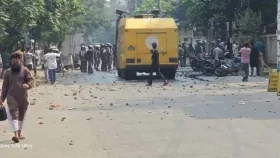 উত্তরায় পোশাক শ্রমিকদের সাথে পুলিশের সংঘর্ষে আহত অর্ধশত