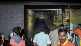 কলকাতায় পূজামণ্ডপে পদপিষ্টে ১৯ মৃত্যু, গ্রেপ্তার ৭