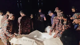 পিরোজপুরে ট্রলারডুবিতে মা নিখোঁজ, মেয়ের লাশ উদ্ধার