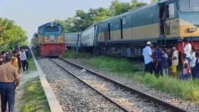 লাকসামে ট্রেনের বগি লাইনচ্যুত: ফেনীর প্রকৌশলী বরখাস্ত