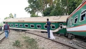 কর্ণফুলী কমিউটার লাইনচ্যুত, চট্টগ্রাম-ঢাকা রেল যোগাযোগ বন্ধ