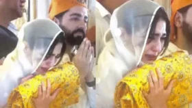 স্বর্ণমন্দিরে গিয়ে কেন কাঁদলেন সারা আলি খান