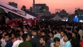 যমুনায় ব্যারিয়ার ভেঙে নগরবাউলের কনসার্টে হাজারো ভক্ত