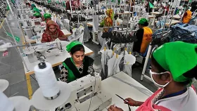 পোশাক শ্রমিকদের ৩২ হাজার টাকা নিম্নতম মজুরি দাবি আইবিসির