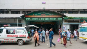 রোগীদেরকে জিম্মি করে বেসরকারি অ্যাম্বুলেন্স মালিকদের ধর্মঘট চলছে