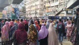 মিরপুরে পোশাক শ্রমিকদের সড়ক অবরোধ