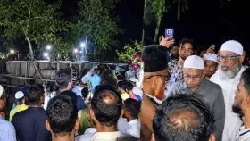 পথচারীকে বাঁচাতে খাদে জামায়াত নেতাকর্মীদের বাস, আহত ২০