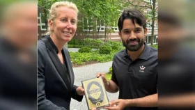 শিক্ষককে পবিত্র কোরআন উপহার দিলেন রিজওয়ান