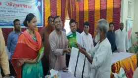 লালপুরে কৃষি প্রণোদনা ও সেলাই মেশিন বিতরণ