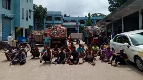 বেতনের দাবিতে সাতক্ষীরা পৌরসভায় ময়লার গাড়ি নিয়ে অবস্থান