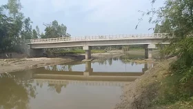সেতুতে উঠতে ‘বাঁশের সাঁকো’