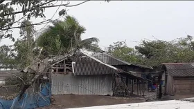 সাতক্ষীরায় এক মিনিটের টর্নেডো, বিধ্বস্ত ঘরবাড়ি