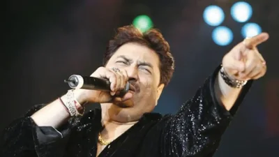 গান গাইছেন কুমান সানু