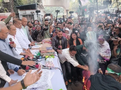 ভারতীয় শাড়িতে আগুন দেন বিএনপি নেতাকর্মীরা। ছবি: খবর সংযোগ