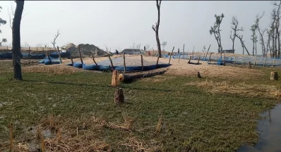 উদ্যানের ভেতরে স্তুপ করা বালি। ছবি: খবর সংযোগ 