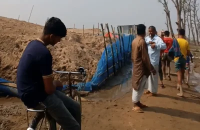 উদ্যানের ভেতরে কর্ম ব্যস্ত বালি ব্যবসায়ীরা। ছবি: খবর সংযোগ 