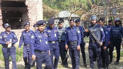 ঘটনাস্থল পরিদর্শন করছেন পুলিশের ঢাকা রেঞ্জের অতিরিক্ত উপ-মহাপরিদর্শক মোহাম্মদ আব্দল মাবুদ। ছবি: খবর সংযোগ 