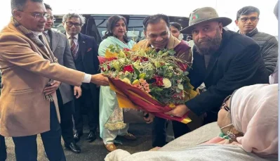 বিমানবন্দরে মা খালেদা জিয়াকে স্বাগত জানান তারেক রহমান। ছবি: যুক্তরাজ্য বিএনপির সৌজন্যে