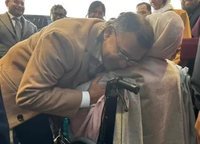 লন্ডনে খালেদা জিয়াকে স্বাগত জানান তারেক রহমান । ছবি: যুক্তরাজ্য বিএনপির সৌজন্যে