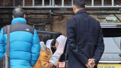 গাড়ি চালিয়ে মাকে লন্ডন ক্লিনিকে নিয়ে গেলেন তারেক রহমান। ছবি: যুক্তরাজ্য বিএনপির সৌজন্যে