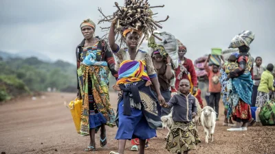 বাড়িঘর ছেড়ে যাচ্ছেন বাসিন্দারা
