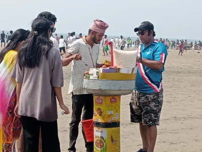 সৈকতে হকারদের দৌরাত্ম্যে বাড়ছেই, ছবি: খবর সংযোগ