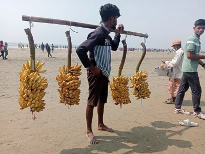 সৈকতে হকারদের দৌরাত্ম্যে বাড়ছেই, ছবি: খবর সংযোগ