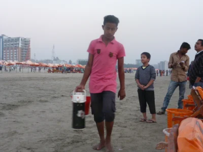 সৈকতে হকারদের দৌরাত্ম্যে বাড়ছেই, ছবি: খবর সংযোগ