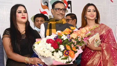 নায়িকা জোহরা মিতুর (ডান দিকে) সঙ্গে প্রেমের গুঞ্জনও ছিল কাদেরের