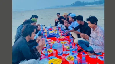 এক দল তরুণ ইফতারের আগে দুই হাত তুলে মোনাজাত করচে। ছবি: খবর সংযোগ 