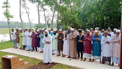 পিরোজপুরে ঈদের জামাতে আদায় করছেন মুসুল্লিরা। ছবি: খবর সংযোগ 