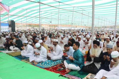 টাঙ্গাইলে ঈদ জামাত শেষে মোনাজাত করছেন মুসল্লিরা। ছবি: খবর সংযোগ 