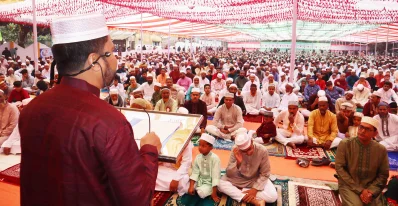 সাতক্ষীরায় জামাতের আগে খুদবা শুনছেন মুসল্লিরা। ছবি: খবর সংযোগ 