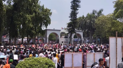  ইবির প্রধান ফটকের সামনে ভর্তি ইচ্ছুক পরীক্ষার্থীর ভিড়। ছবি: খবর সংযোগ 