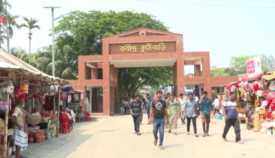 রবীন্দ্রী কুটিরবাড়ীর ফটকের সামনে বসে গ্রামীণ মেলা। ছবি: খবর সংযোগ  