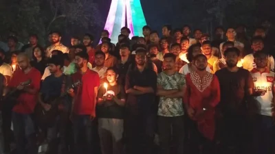 চট্টগ্রাম বিশ্ববিদ্যালয়ের শহীদ মিনার প্রাঙ্গণে মোমবাতি হাতে অবস্থানরত শিক্ষার্থীরা। ছবি: সংগৃহীত 