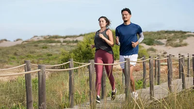 জীবনসঙ্গীকে নিয়েও ব্যায়াম করা যেতে পারে। ছবি: সংগৃহীত