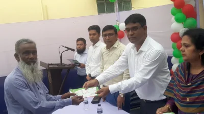 ভুক্তভোগীদের মাঝে চেক বিতরণ করছেন জেলা প্রশাসক মো. সাবেত আলী। ছবি: খবর সংযোগ