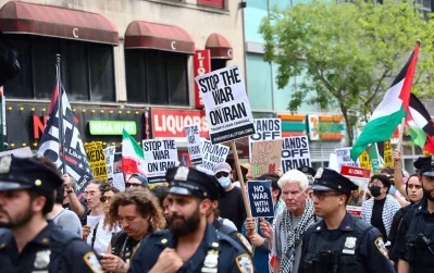 দেশটির বহু শহরে রাস্তায় নেমে এসেছেন সাধারণ মানুষ