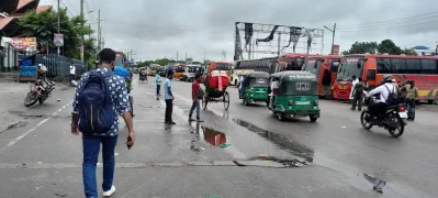 গাড়ি না পেয়ে অনেককে পায়ে হেঁটে পথ পাড়ি দিতে দেখা যায়। ছবি: সংগৃহীত