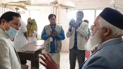  স্বাস্থ্যের ডিজি ডা. মো. আবু জাফরে সঙ্গে বাকবিতণ্ডায় জড়ান ডাক্তার ধনদেব বর্মন। ছবি : সংগৃহীত 