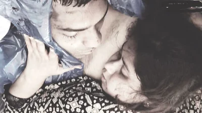 বুলেট বৈরাগীর মরদেহ জড়িয়ে ধরে কান্নায় ভেঙে পড়েন তার স্ত্রী ঊর্মি হীরা। ছবি : সংগৃহীত